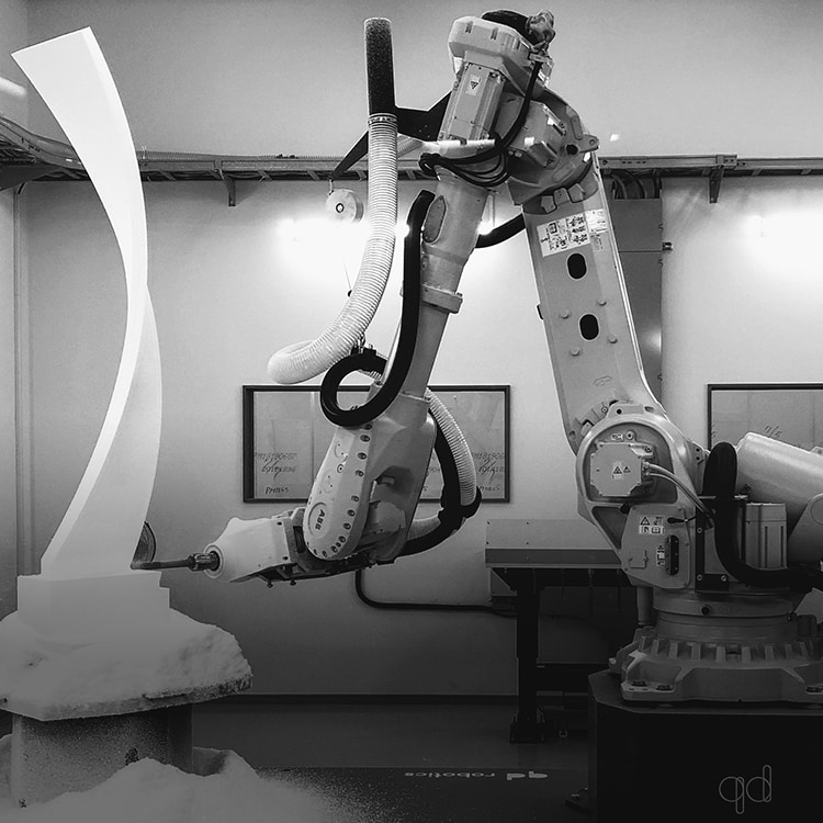 イタリアから直輸入したロボット加工機と木村鋳造所の技術で等身大模型やオブジェも発泡スチロールで作ります