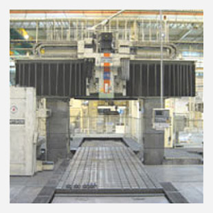 御前崎鋳造工場で製造する鉄鋳物をテーブルが7Mのマシニングセンターで機械加工する