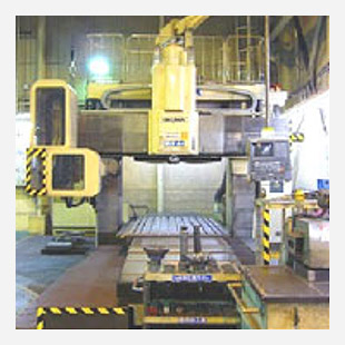 清水町本社鋳造工場で製造する 小中鋳物を加工するテーブルが3Mの門型マシニングセンター