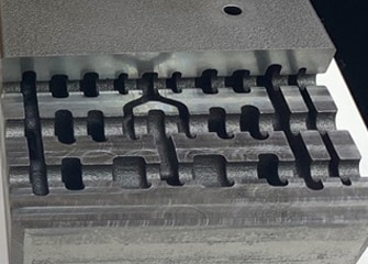 試作のアルミ鋳物の切断試験写真