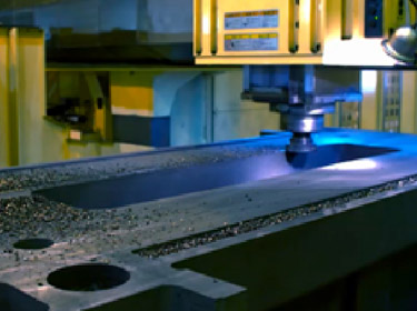 鋳造工場で造られた鋳物を加工工場で削っている様子