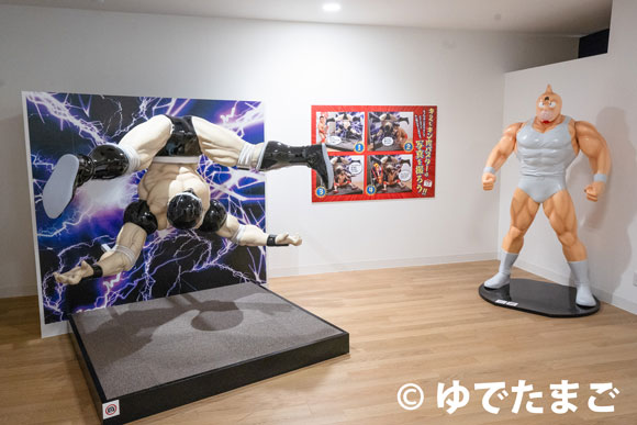 キン肉マンのキャラクターのウォーズマンを発泡スチロールで等身大にしました