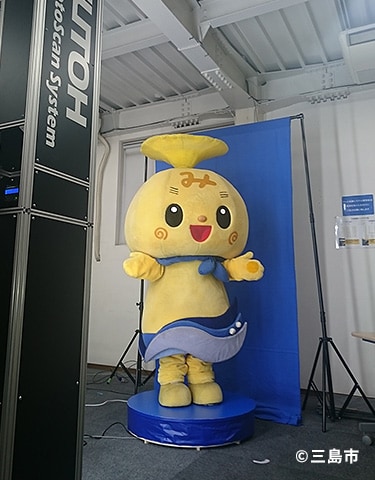 三島市のキャラクタ、みしまるくんをスキャン中