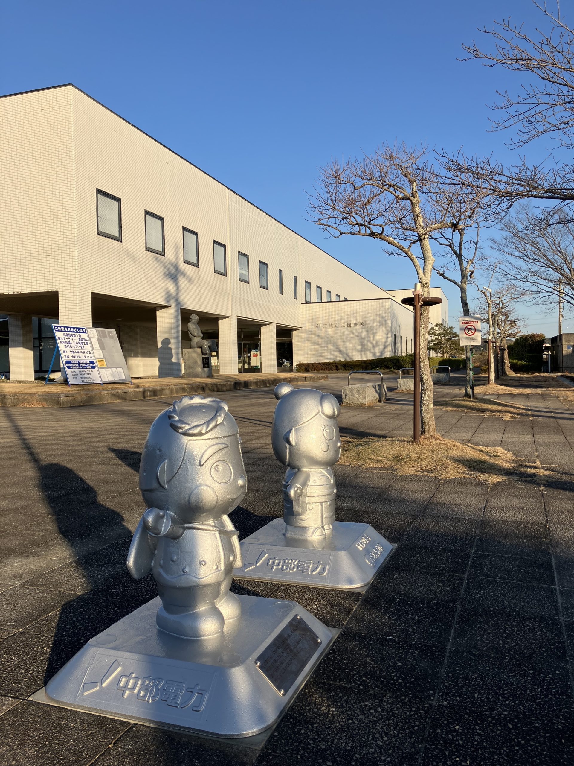 木村鋳造所が製造した御前崎市のマスコットキャラクターなみまる＆ふうちゃんを模したクリアランス金属製の車止め