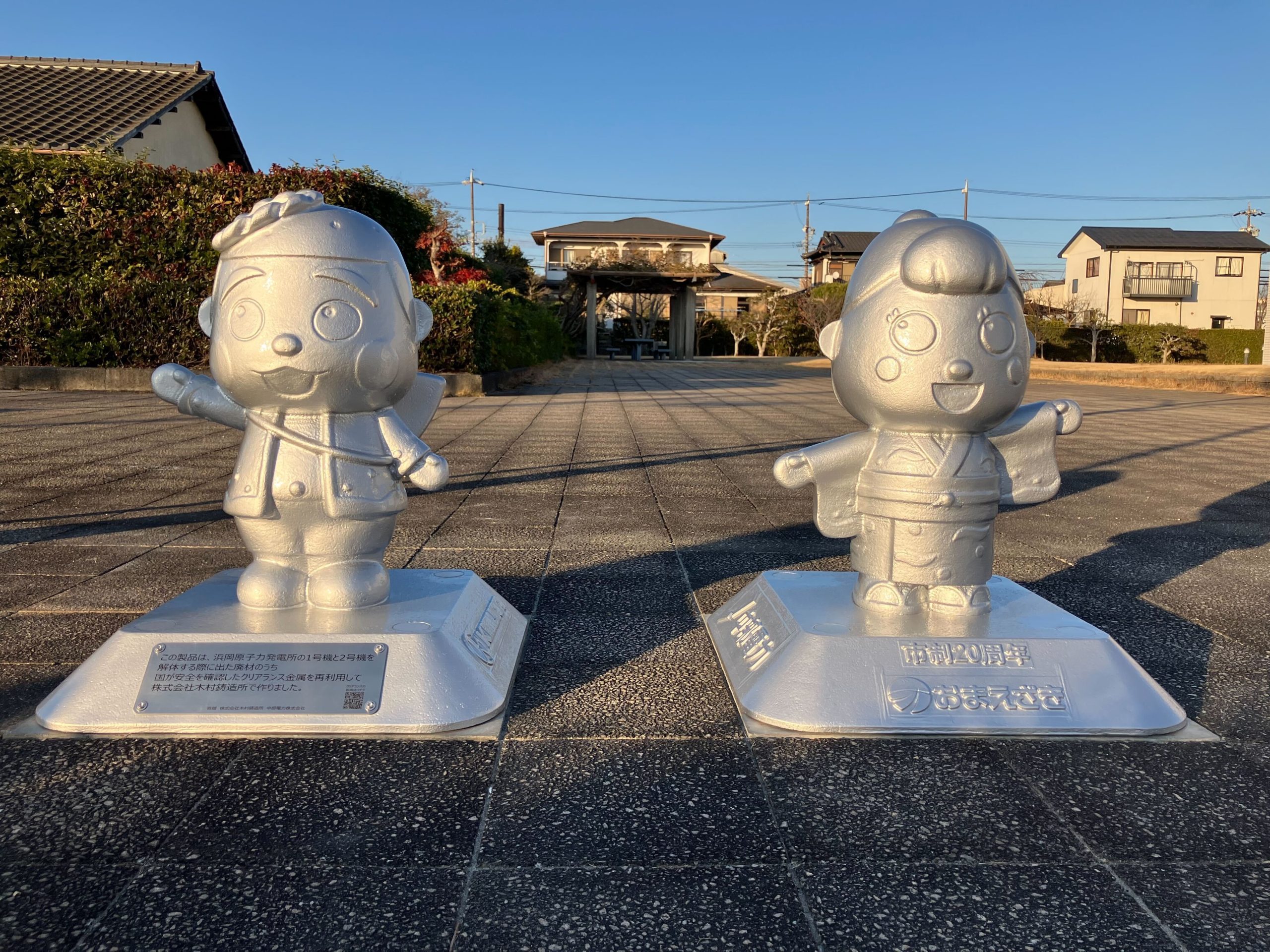 木村鋳造所が製造した御前崎市のマスコットキャラクターなみまる＆ふうちゃんを模したクリアランス金属製の車止め